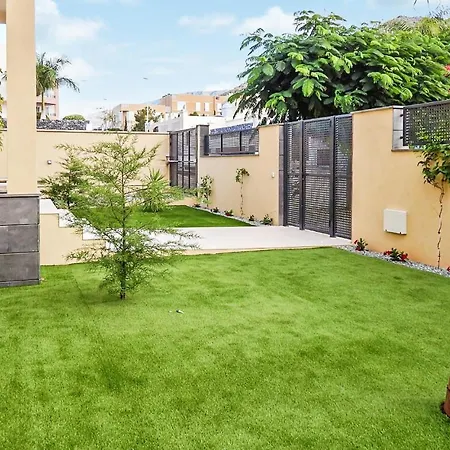 Awesome Home In Costa Adeje With Outdoor Swimming Pool, Wifi And 5 Bedrooms Сasa de vacaciones